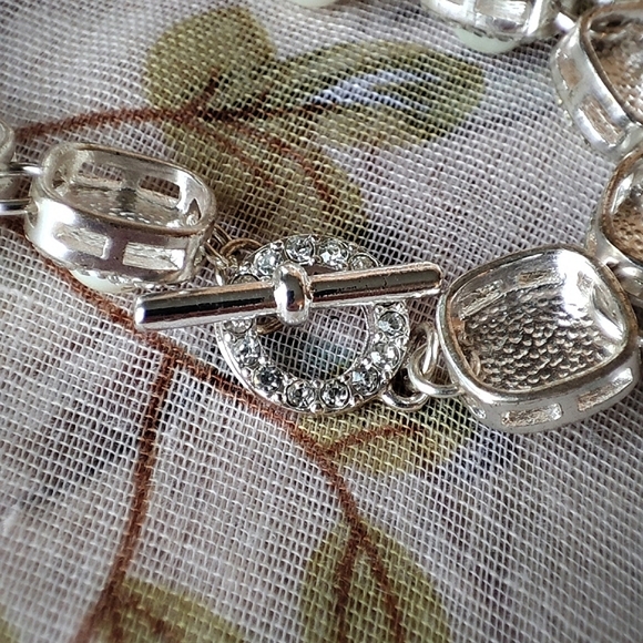 Bundle of 5 Silver and Gold Tone Pearl Bangle Toggle Fidget Bracelets Vintage - Picture 4 of 8